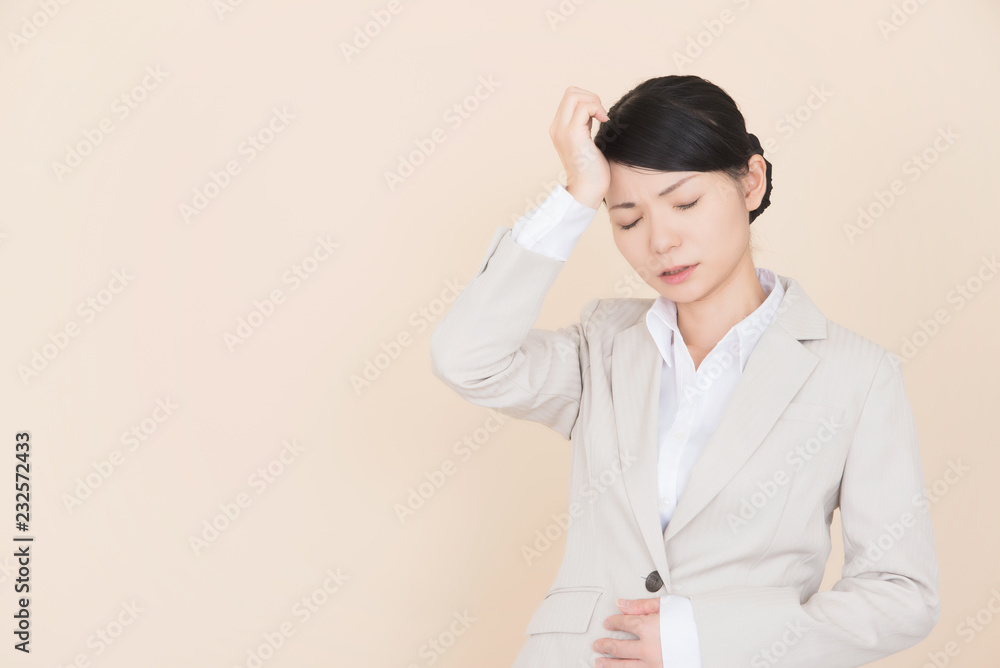 スーツを着た女性 スーツを着た女性
