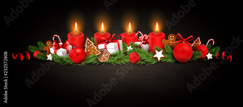 Advent Dekoration mit Kerzen, Tannenzweigen, Weihnachtskugeln, Geschenken und Lebkuchen