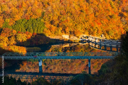 秋のダム湖と橋