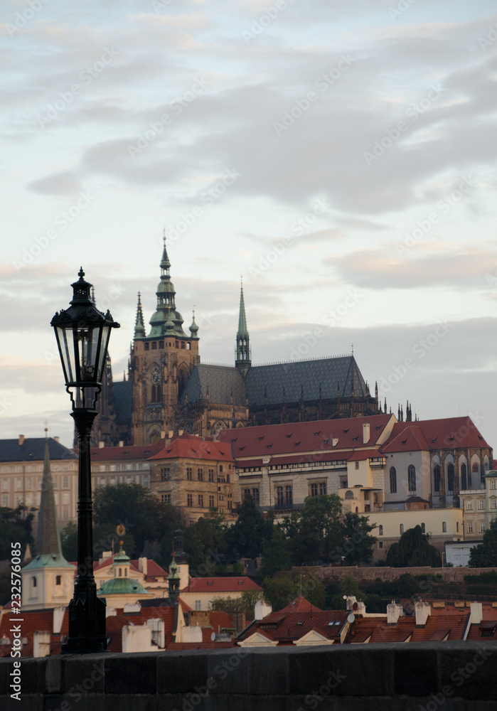 Obraz premium Watching sunrise on Vltava from Charles bridge