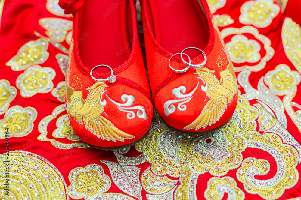Wedding shoes with phoenix patterns, wedding shoes on the ring, traditional Chinese wedding dress