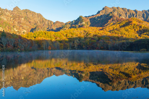長野県 鏡池に映る紅葉