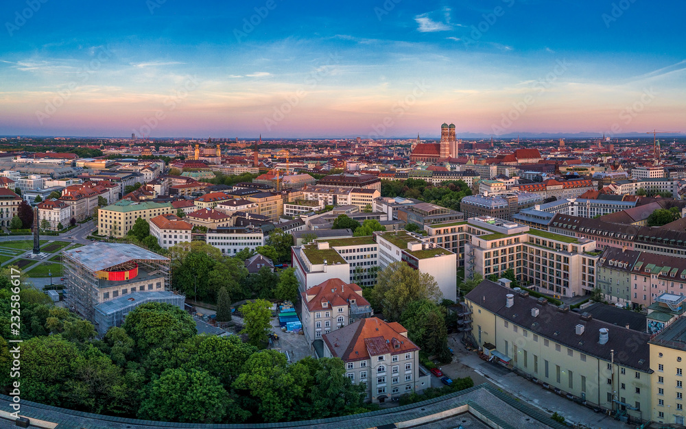 Fototapeta premium Blick einer Drone auf die Frauenkirche in München als die Sonne aufgeht