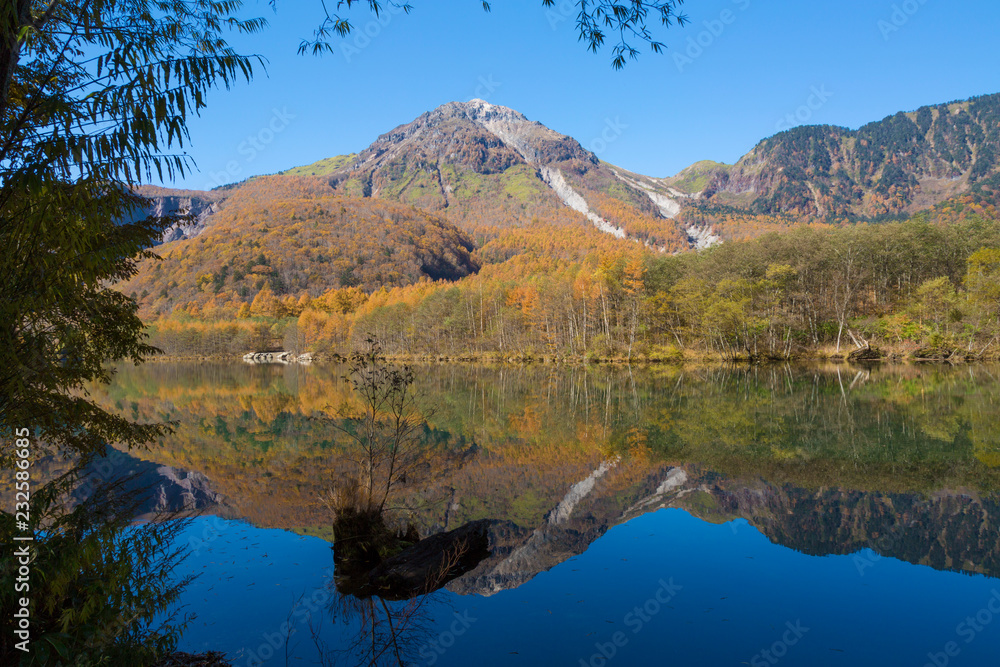 長野県　大正池に映る紅葉の北アルプス