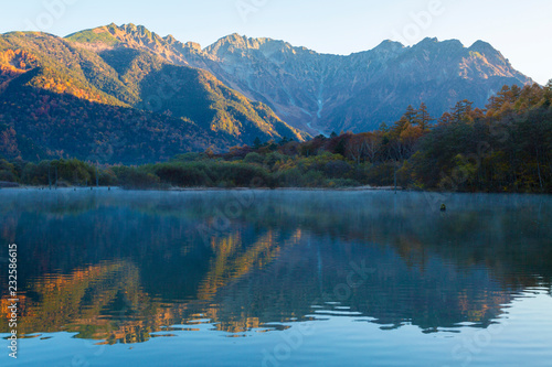 長野県 大正池に映る紅葉の北アルプス