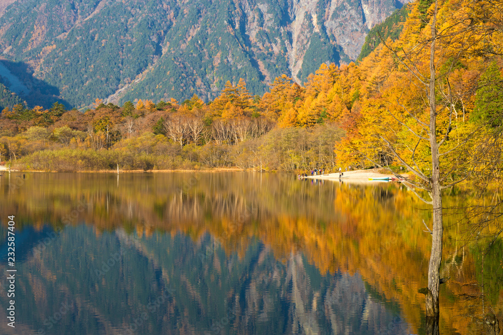 長野県　秋の大正池に映る紅葉