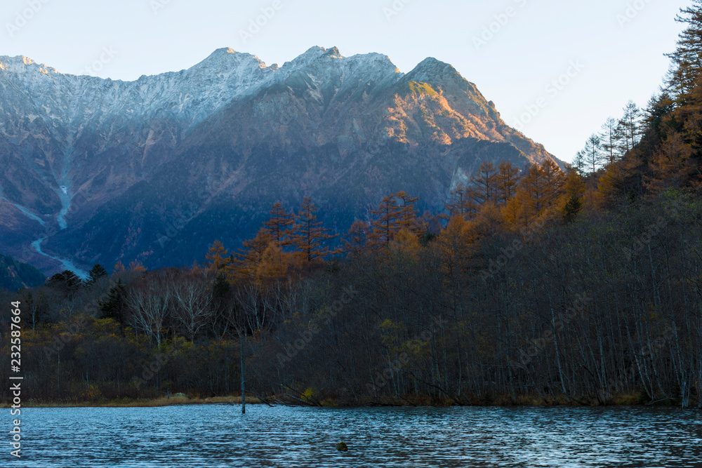 長野県　大正池からみる穂高連峰の山並み
