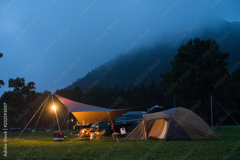 camping in the mountains - obrazy, fototapety, plakaty 