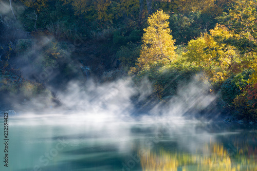 青森県　地獄沼から上がる朝靄 © 俊樹 高椋