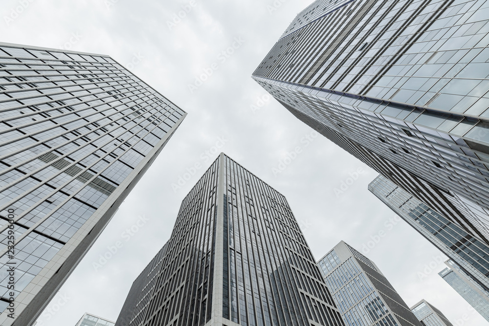 Fototapeta premium Wysokie budynki miejskie, spójrz w górę