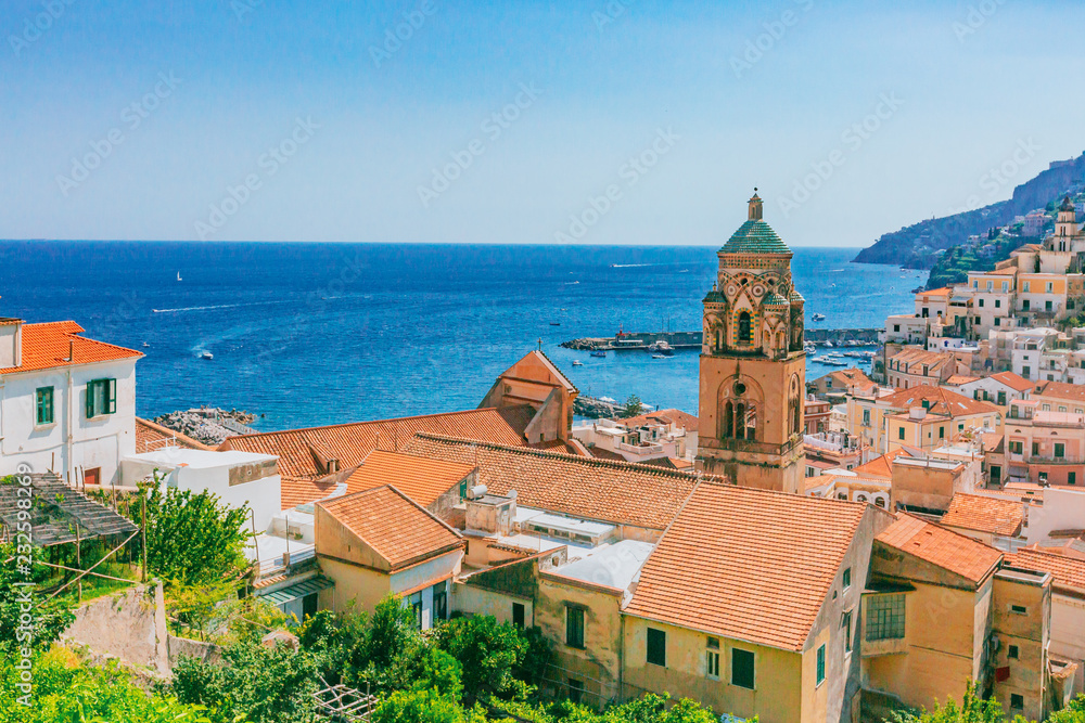 Fototapeta premium Domy miasta Amalfi we Włoszech, nad górami i morzem