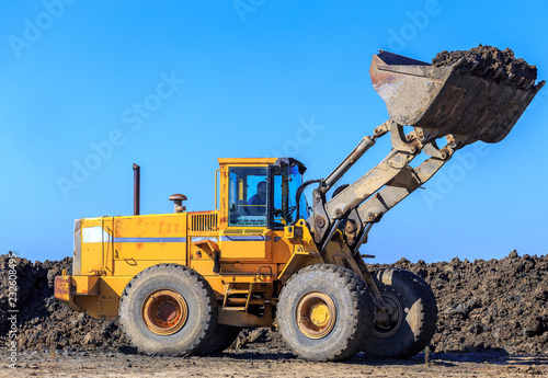 engin de construction pelleteuse en chantier de rénovation