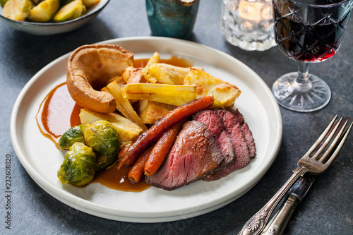 Roast dinner with beef, carrots, brussel sprouts and yorkshire pudding Fototapet