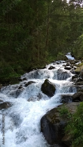 wasserfall in den bergen