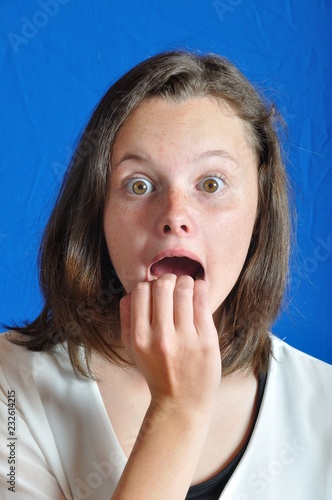 фотографія Scared teen on blue background