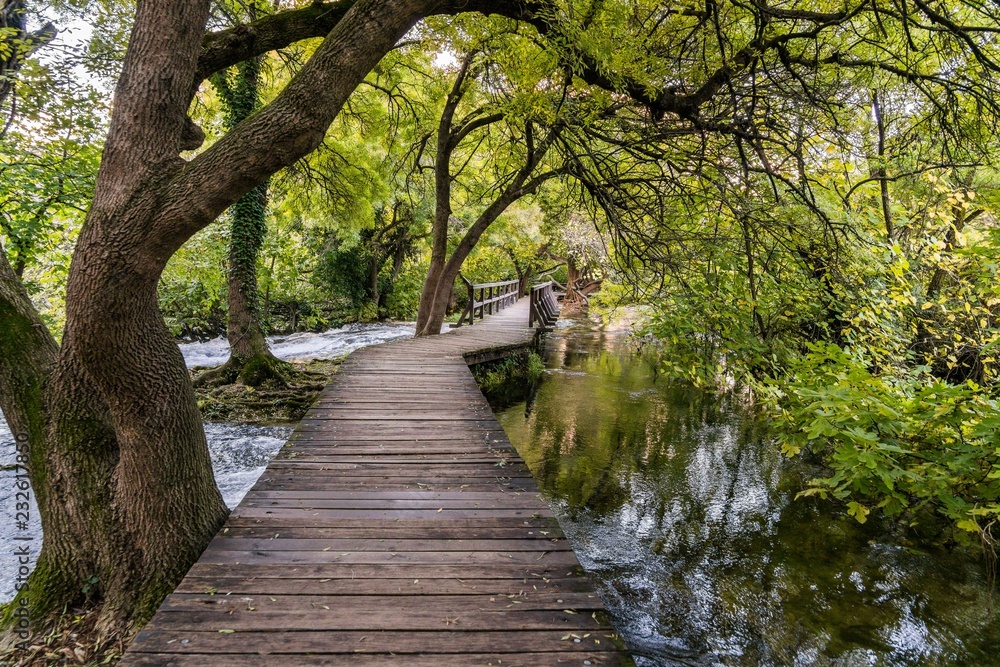 Chemin sentier en bois parc naturel Krka Croatie 