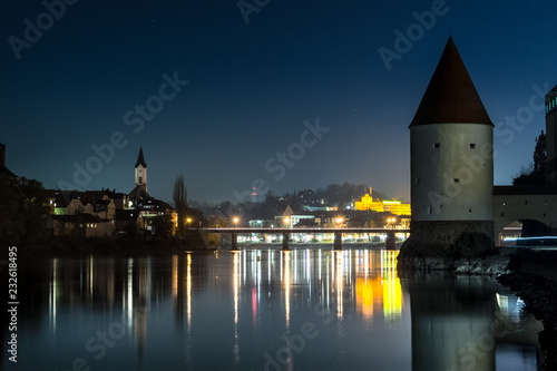 Europäische altstadt am Fluss Donau bei Nacht mit Burgen und Brücke viele Lichter Donau bei Nacht in Passau