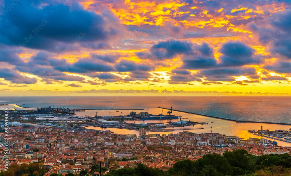 Panorama de Sète depuis le Mont-Saint-Clair au lever du soleil, Occitanie en France