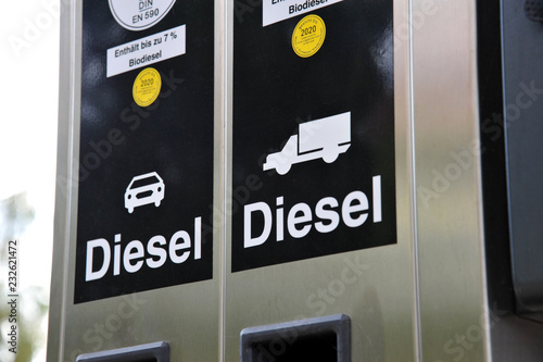 Diesel, Zapfsäule, Fahrverbot, Autos, Stickoxide, Abgasmanipulation, Tankstelle, Biodiesel, Abgaswerte, LKW, PKW, Betrugssoftware, Dieselkraftstoff, Software, Katalysator, Umweltzone photo