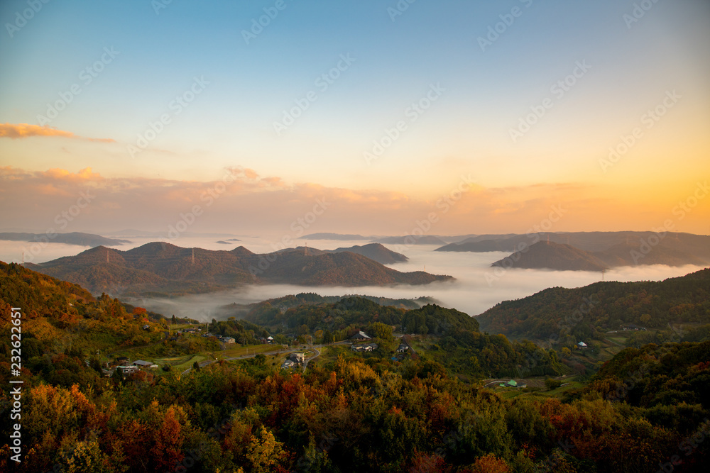 初秋に大芦高原から朝の雲海が美しい