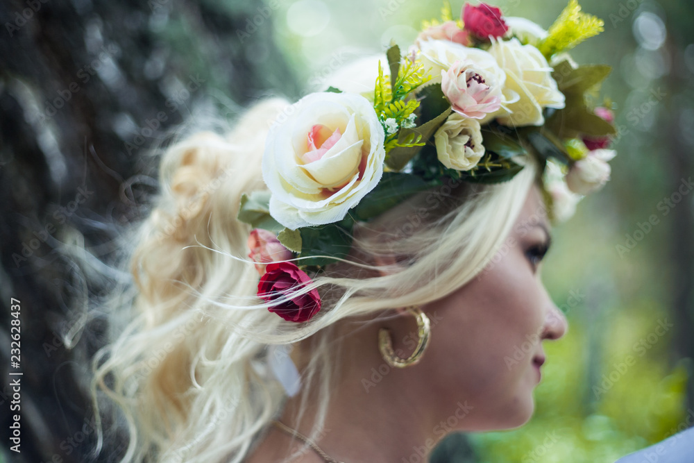 Naklejka premium beautiful girl in a flower wreath