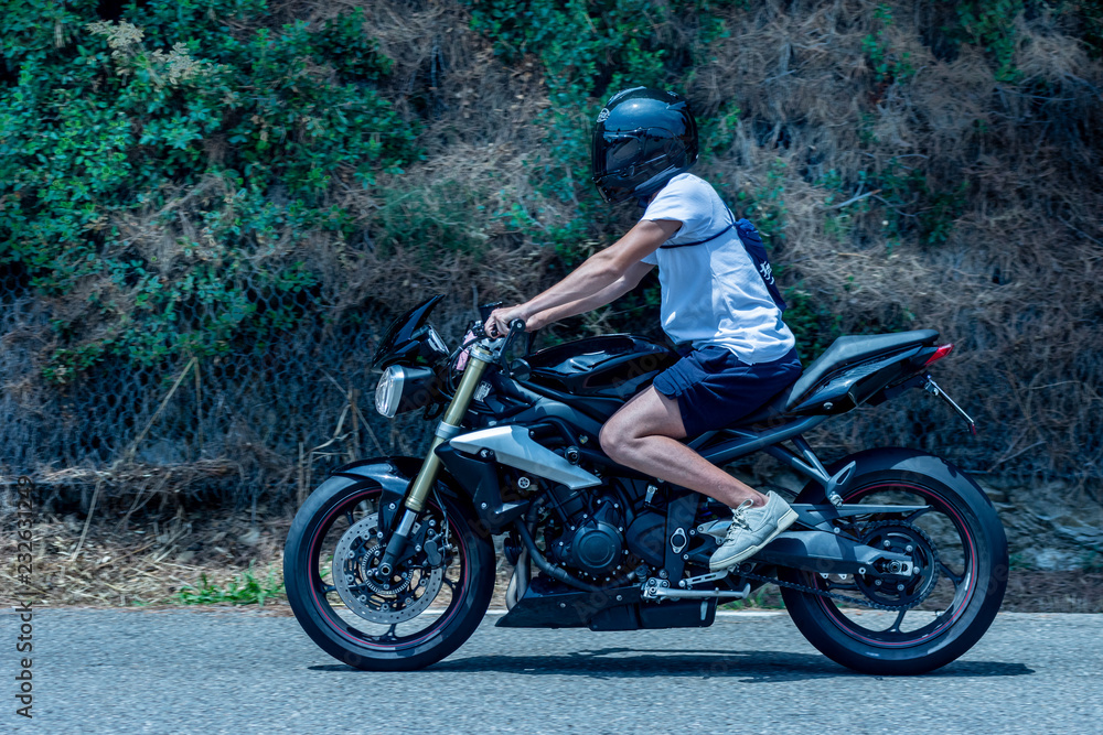 Obraz premium Motorista circulando