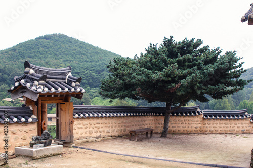 Mur d'enceinte et porte d'entrée du village de Yangdong en corée du sud