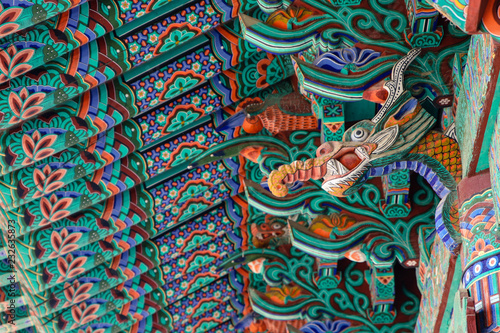 Toit traditionnel coréen en bois peint et coloré, bleu turquoise dans le village historique de Hahoe, Andong, Corée du sud