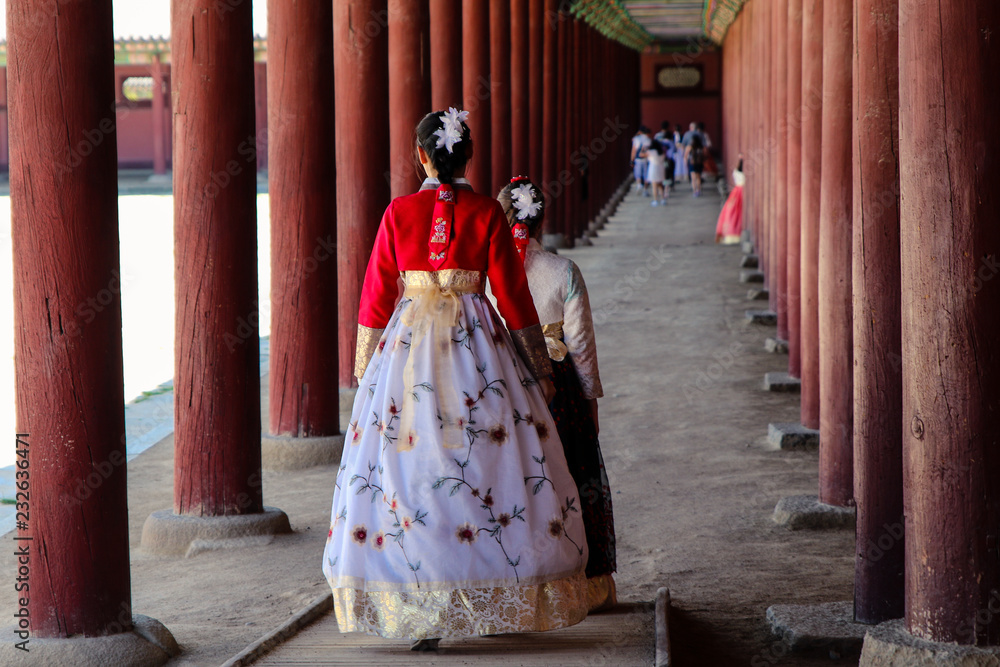 Women in traditional dress at Seoul Palace in Korea