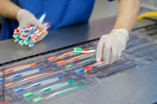 the factory produces and packages toothbrushes of different colors