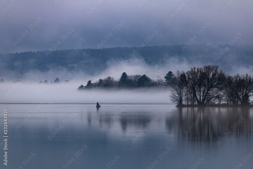 Fototapeta premium Début saison de pêche Lac Memphrémagog, Estrie Canada Paysage