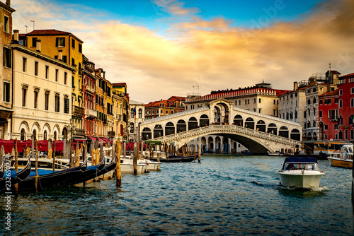 Venise, Pont du Rialto, grand canal, gondoles, ciel nuageux