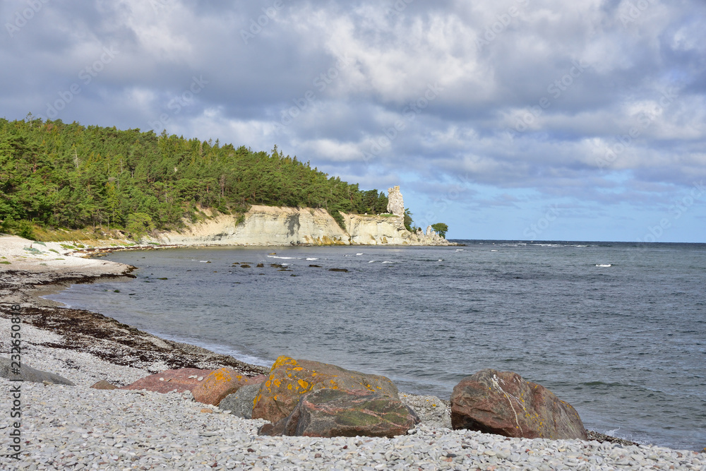 Lickershamn mit dem Raukarfelsen Jungfrau auf Gotland