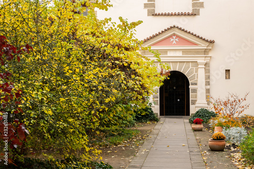 Canvas Print Entrance of Church Virgin Mary under Chain in Prague