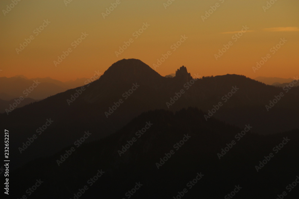 Blankenstein (1.768 Meter) und Risserkogel (1.826 Meter) im Mangfallgebirge im Abendrot