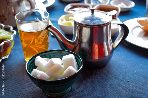Tradycyjna marokanska słodka herbata z miętą