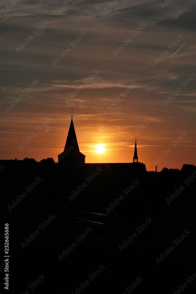 Obraz premium Kirche im Sonnenuntergang