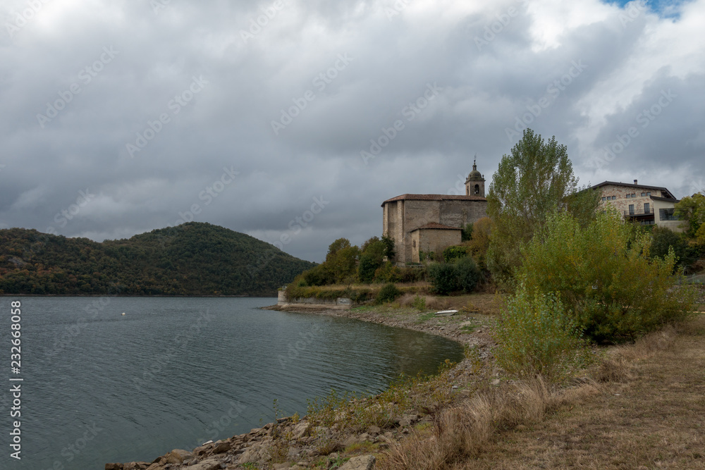 Fototapeta premium The reservoir of ullibarri-gamboa in Álava, Basque Country