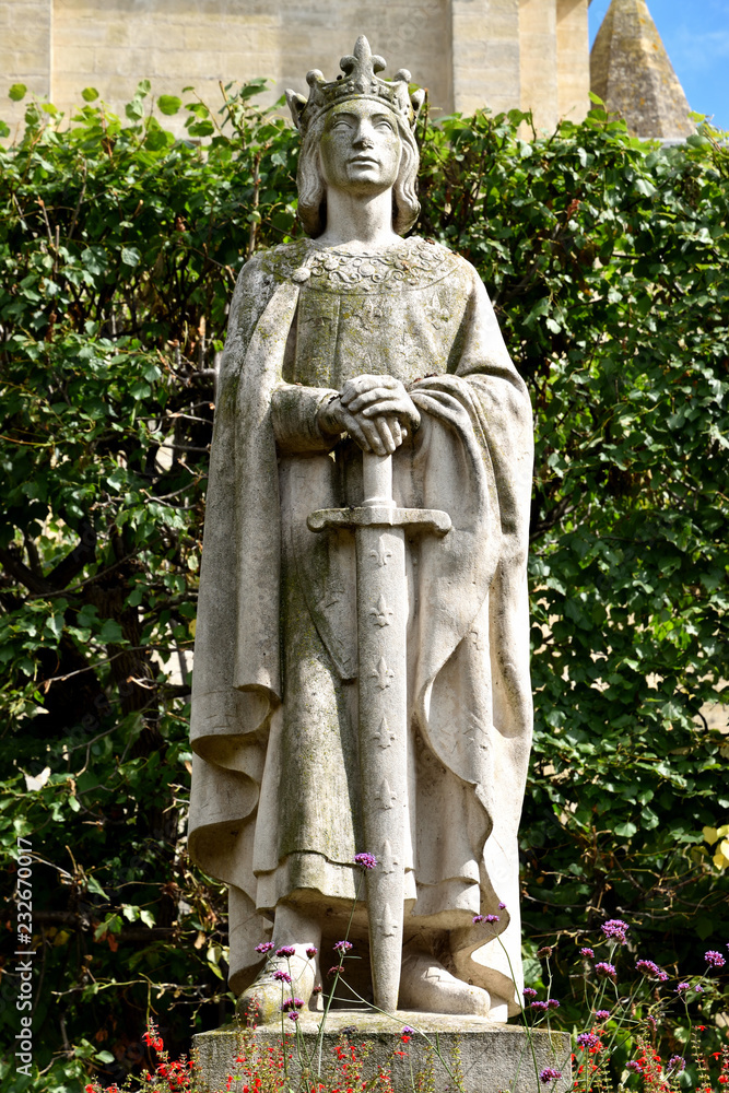 Fototapeta premium Statue in front of a church