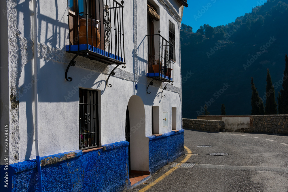 Obraz premium Beautiful blue and white house. Sacromonte Road (Camino del Sacromonte). Granada, Spain
