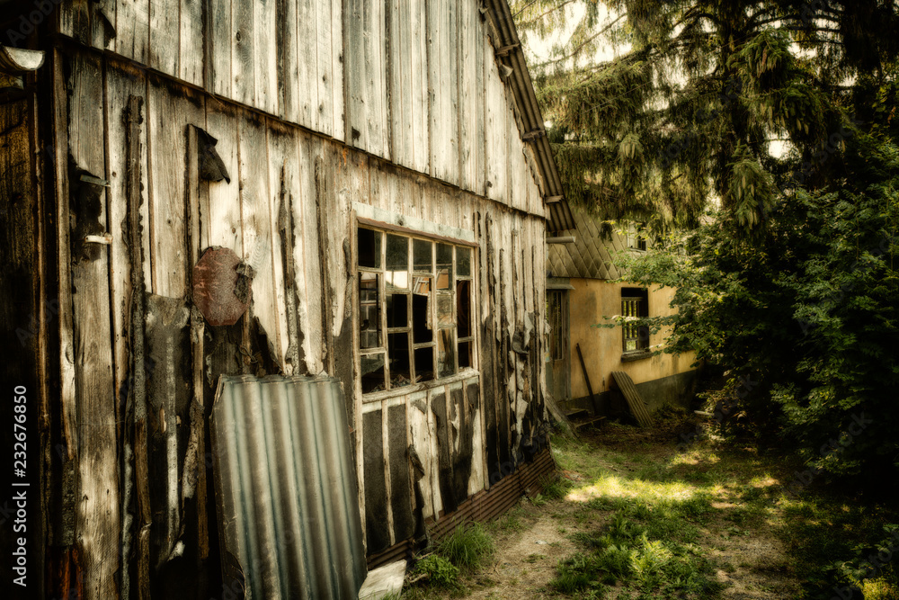Obraz premium hangar en bois délabré