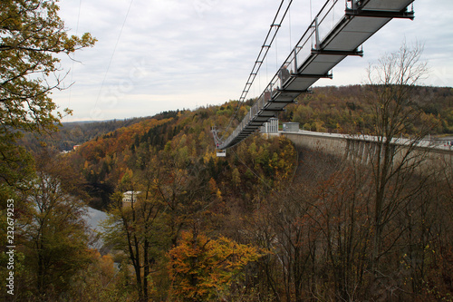 Eine Hängebrücke über einer Talsperre photo