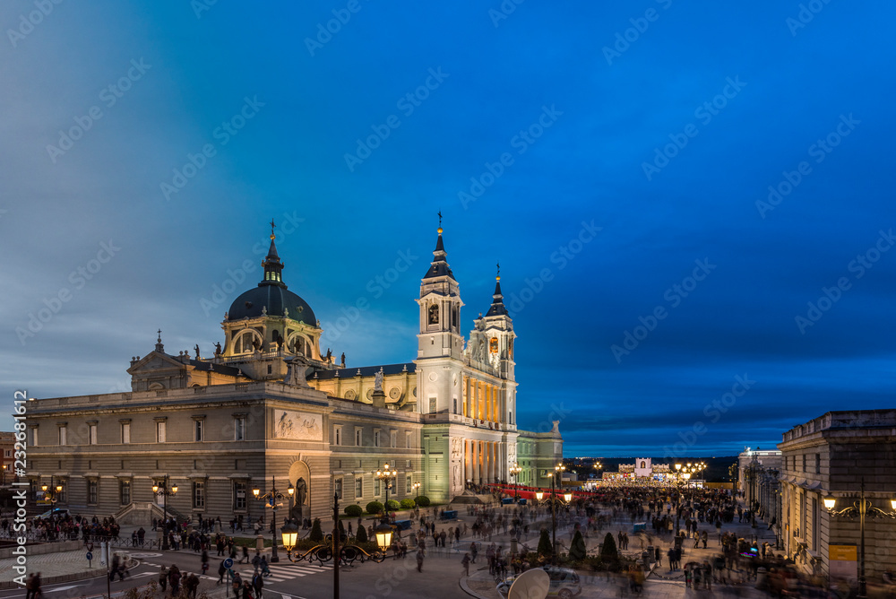 Catedral de la Almudena en Madrid el 9 de Noviembre de 2018. Día y Noche.