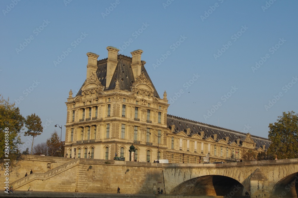 Le Louvre vu de la Seine