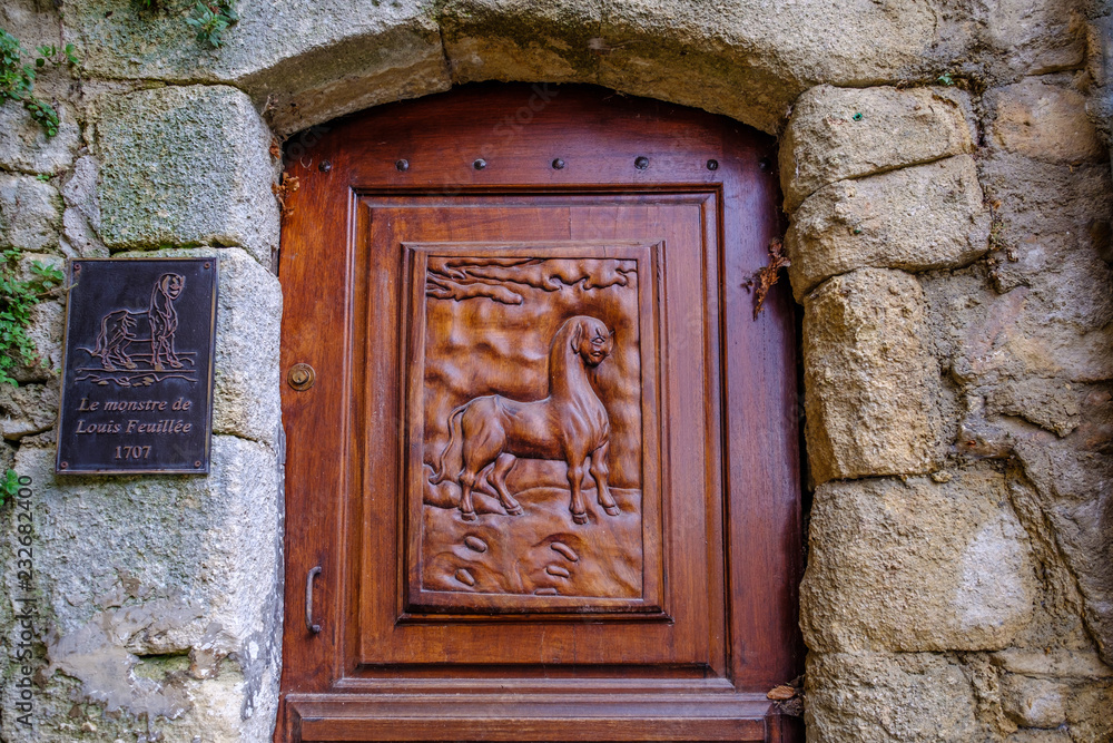 Ancienne porte de 18 siècle, village de Mane, Provence, France. Ancienne porte de 18 siècle, village de Mane, Provence, France.