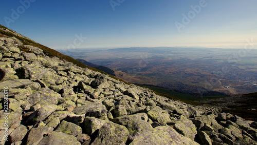 Kształt ziemi na horyzoncie widziany z Wysokich Tatr, potężnego wzniesienia z wypiętrzenia alpejskiego