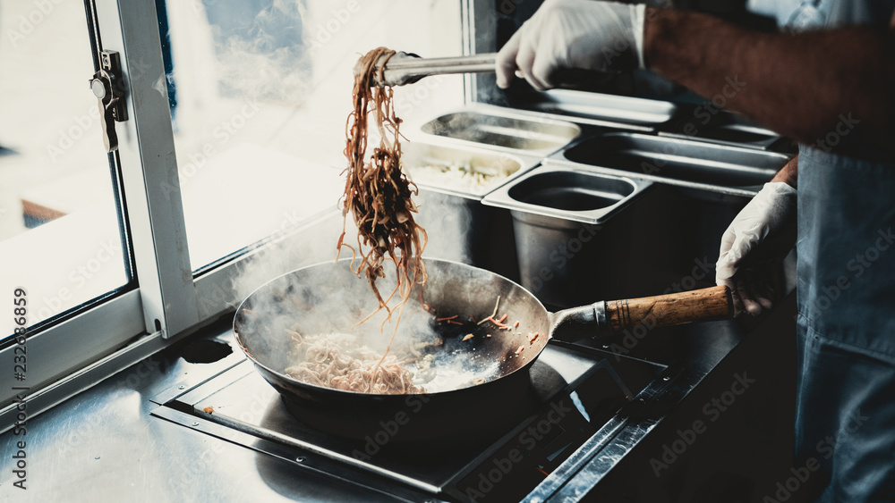 Φωτογραφία Close up. Worker Cooking Tasty Food in Food Truck.