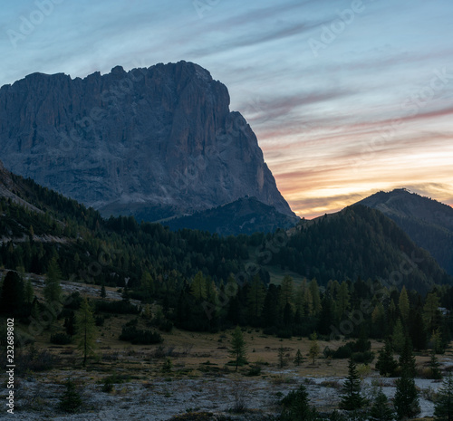 Aussicht vom Passo Gardena in Richtung Wolkenstein bei Sonnenuntergang im Herbst