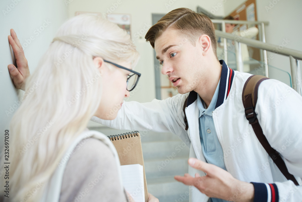 Obraz premium College guy explaining something to his offended girlfriend after lessons