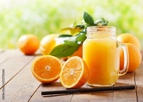 Foto glass jar of fresh orange juice with fresh fruits